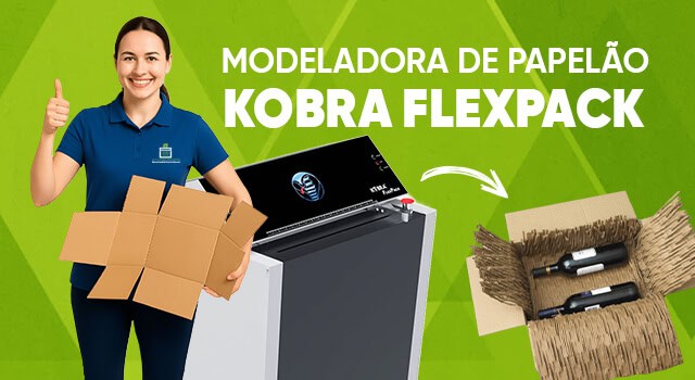 Mulher ao lado de uma modeladora de papelão KOBRA FLEXPACK com sinal de positivo e segurando uma chapa de papelão, ao lado 2 garrafas embaladas com papelão modelado